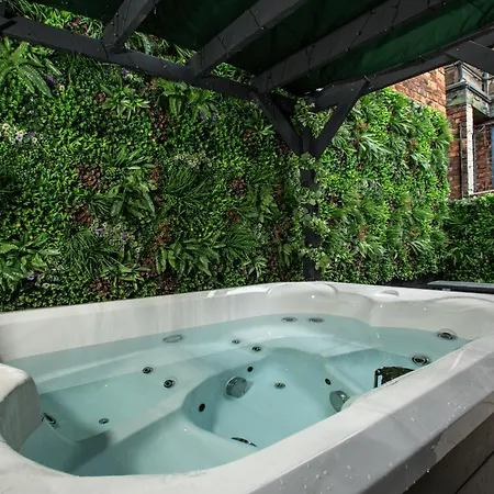 בית נופש The Clifton Townhouse, 5bed With Hot Tub, King Bed