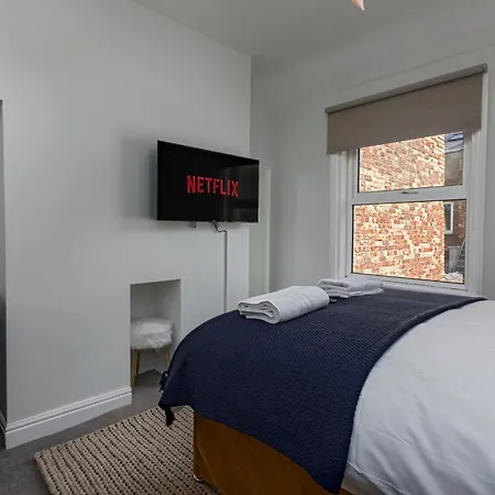 Дом отдыха The Clifton Townhouse, 5bed With Hot Tub, King Bed *