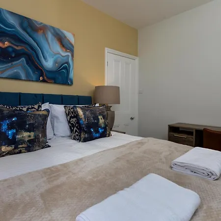 The Clifton Townhouse, 5bed With Hot Tub, King Bed בית נופש