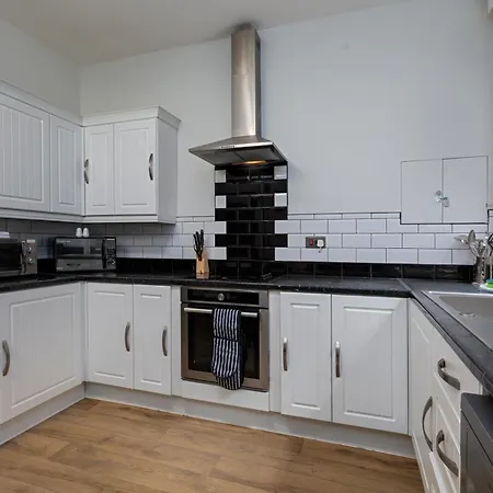 The Clifton Townhouse, 5bed With Hot Tub, King Bed בית נופש