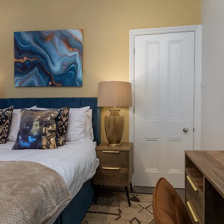 בית נופש The Clifton Townhouse, 5bed With Hot Tub, King Bed