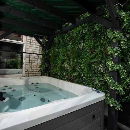 The Clifton Townhouse, 5bed With Hot Tub, King Bed בית נופש