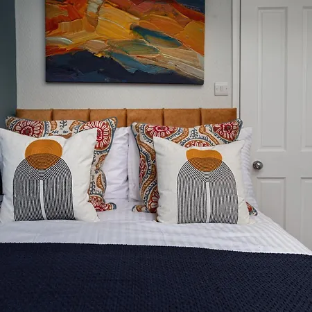 The Clifton Townhouse, 5bed With Hot Tub, King Bed בית נופש *