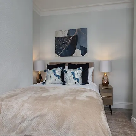 The Clifton Townhouse, 5bed With Hot Tub, King Bed בית נופש